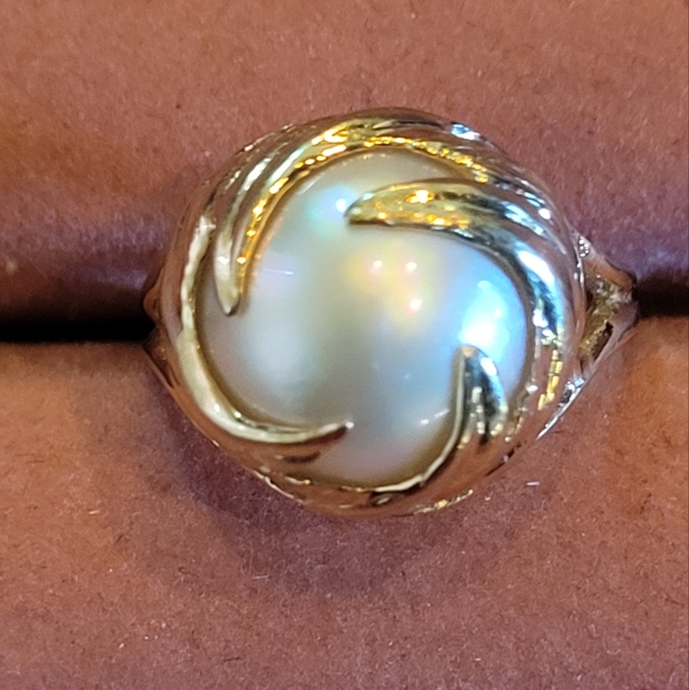 Gold Pearl ring. Size 7